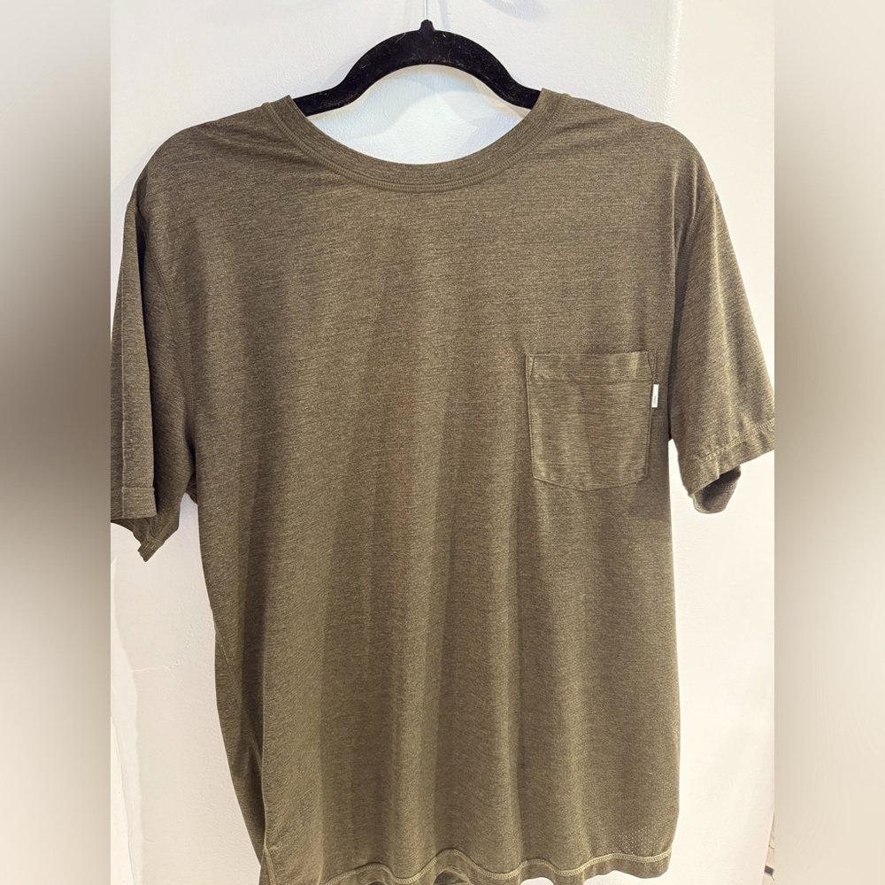 Vuori Tradewind Pocket Tee Shirt in Olive Green